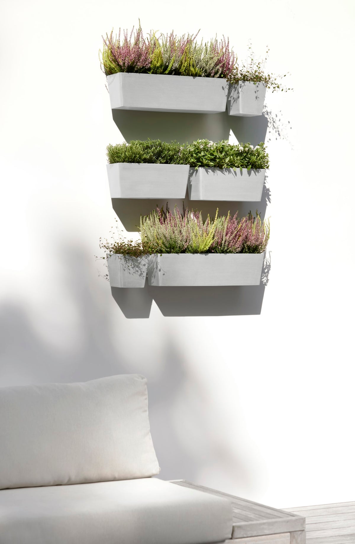 Kukkaruukku Manhattan seinälle 15cm valkoharmaa – tunnelmakuva